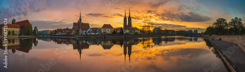 Naklejka na ścianę Wrocław, Polska - Panorama historycznej i historycznej części starego miasta „Ostrów Tumski”.