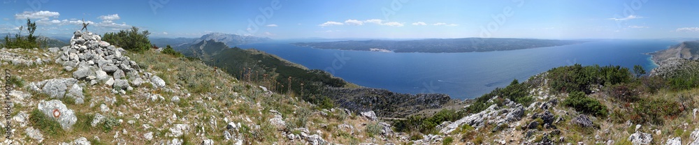 Panorama auf einem Berg namens Kula oberhalb von Omis an der kroatischen Adriaküste mit Blick auf die Insel Brac