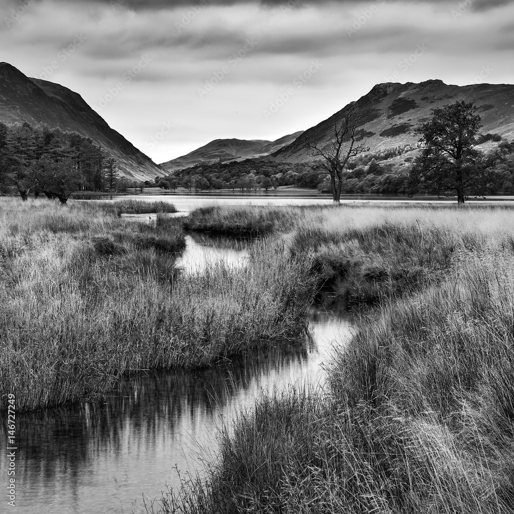 Fototapeta premium Ogłuszanie Jesień Spadek obraz krajobrazowy jeziora Buttermere w Lake District England