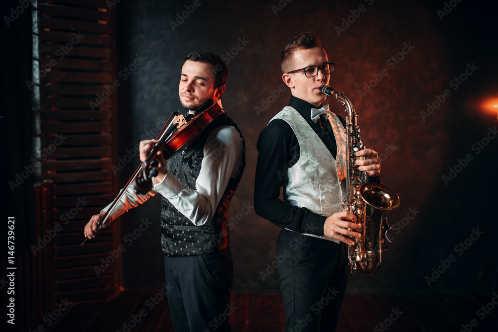 Obraz premium Saxophonist and violinst playing classical melody
