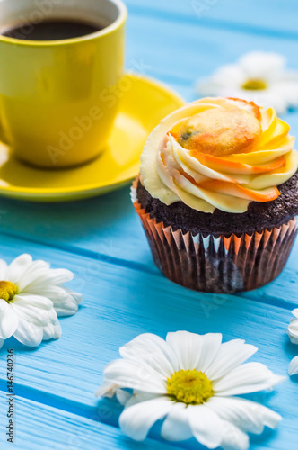 Still life with cup of tea and cake on the wooden background