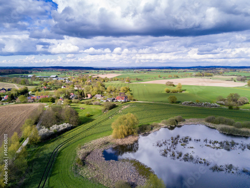 Luftbild einer ländlichen Gegend im Frühling