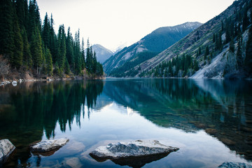 Leinwandbilder Wartezimmer Blauer Bergsee mit grünen Tannen  © Alex