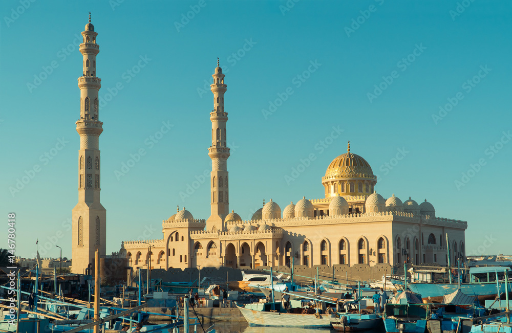 Naklejka premium Beautiful architecture of Mosque in Hurghada at sunset, Egypt