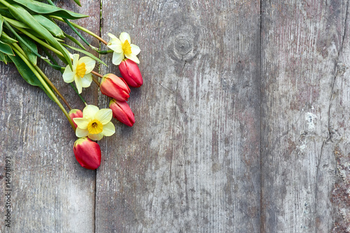 Fototapeta Naklejka Na Ścianę i Meble -  On a woody background a beautiful bouquet of flowers
