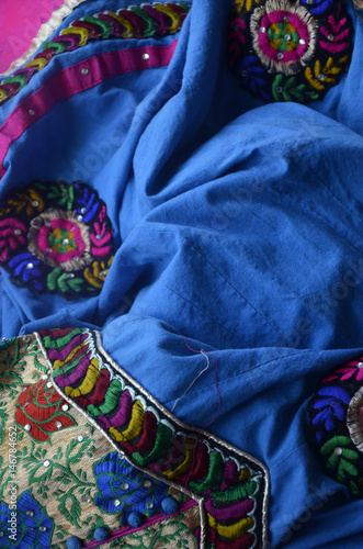 Détails de robes traditionnelles râjasthâni en coton brodé