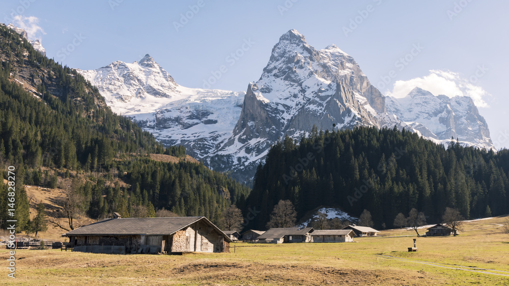 Rosenlaui Schweiz unterhalb der kleinen Scheidegg - Schweiz Tourismus Berglandschaft mit Alphütten