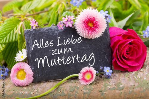 Alles Liebe zum Muttertag - Schiefertafel und Blumen auf rustikalem Holz