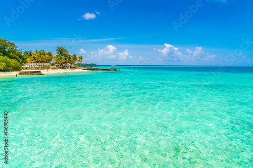 Fototapeta Naklejka Na Ścianę i Meble -  Beautiful tropical Maldives island with white sandy beach and sea .