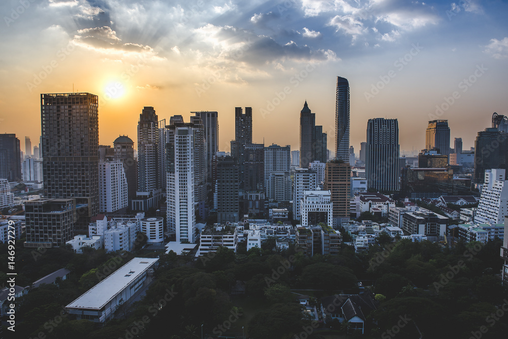 Obraz premium Bangkok cityscape at dusk.