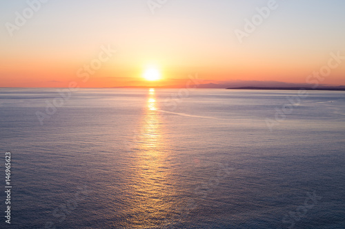 Fotografia sunrise in the sea. Tropical sunset on the beach.