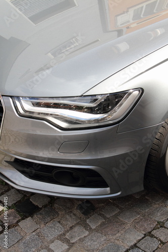 Scheinwerfer eines graun Autos im Hochformat © maho
