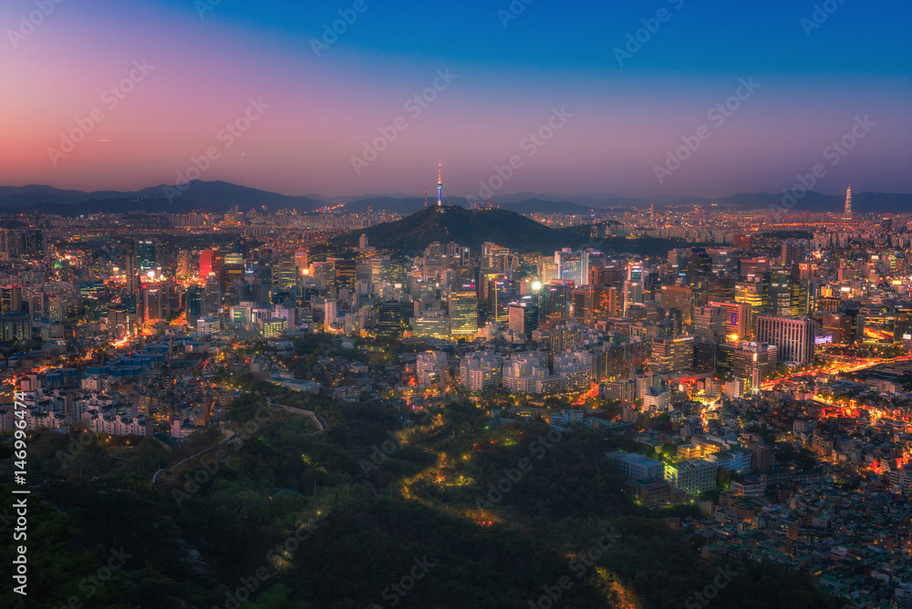 Obraz premium Seoul city and namsan tower skyline at night in Korea