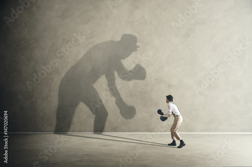 Fotografie man boxing with his shadow