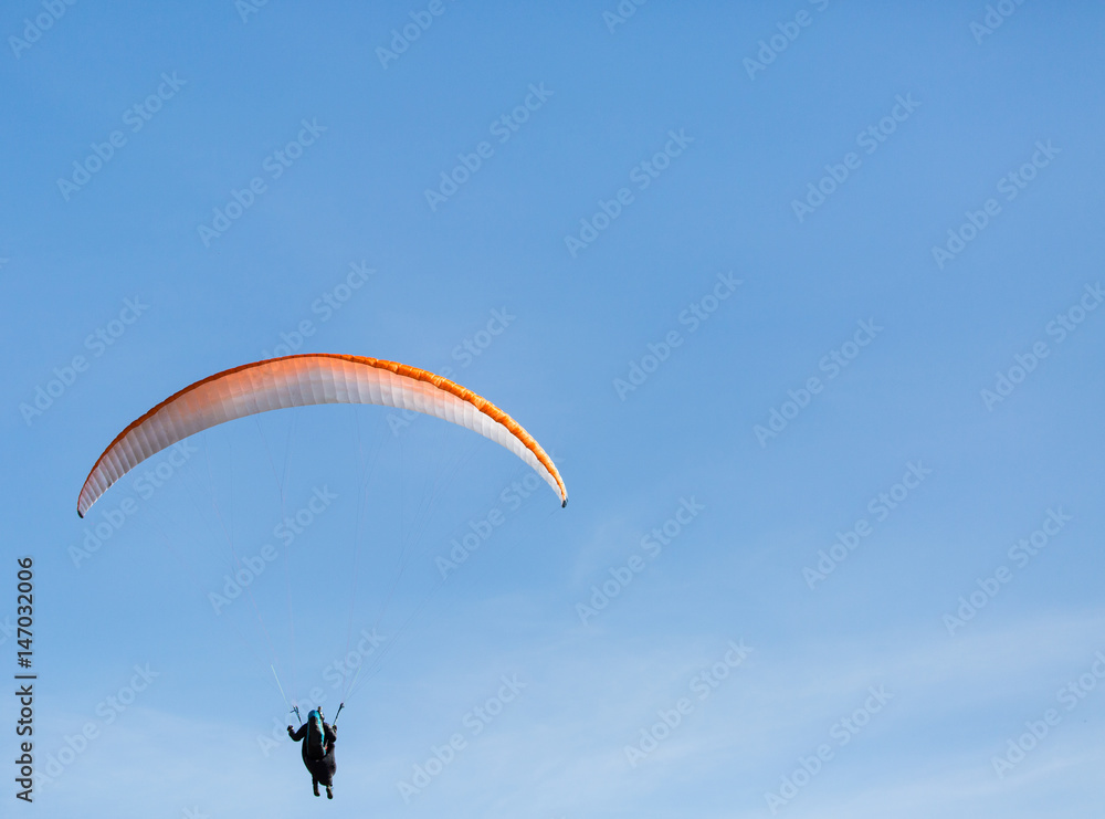 Paragliding Sportler beim Fliegen am Himmel Paragliding Sportler beim Fliegen am Himmel