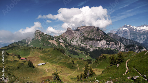 Blick von der Schynige Platte (Berner Alpen) auf die Ställe des Oberbergs mit im Hintergrund dem Loucherhorn (2230m, links) und der Ussri-Sägissa (auffallender Gipfel in der Mitte, 2426m)