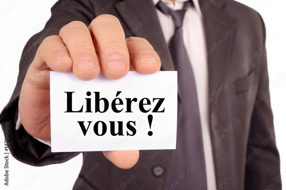 Homme tenant une carte avec libérez-vous écrit dessus Homme tenant une carte avec libérez-vous écrit dessus