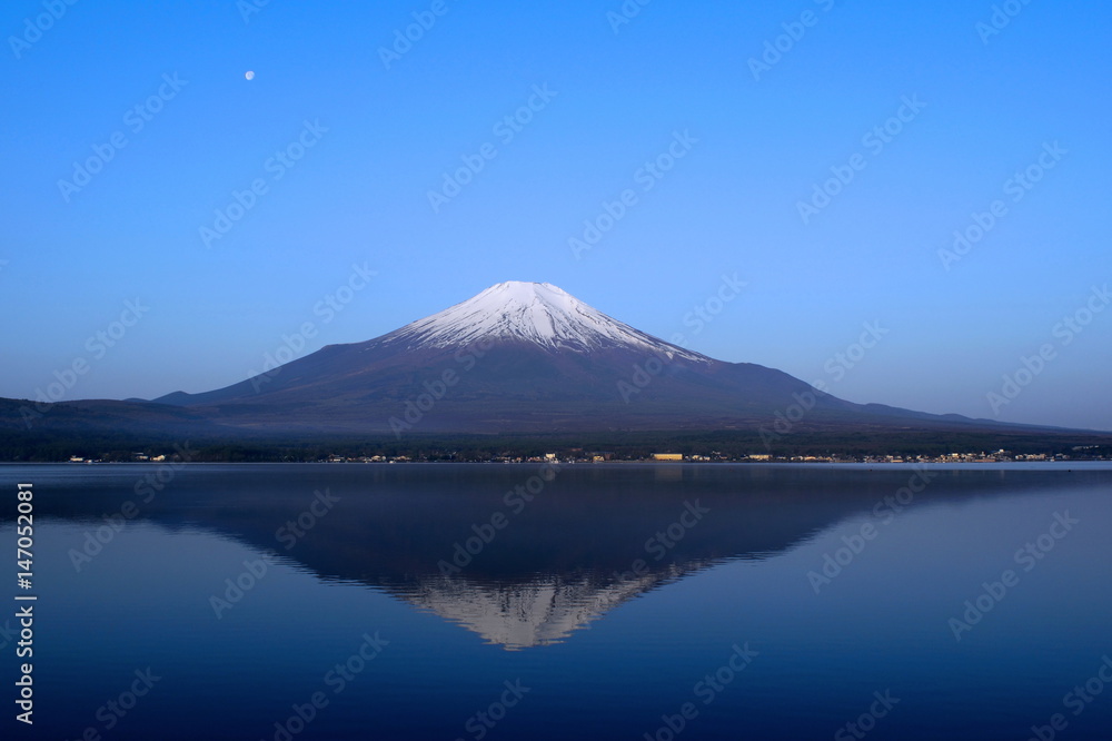 Mont Fuji au printemps de la matinée du lac Yamanaka