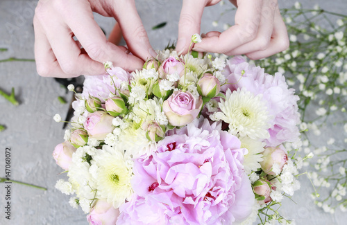 How to make wedding floral arrangement with peonies, roses, photo