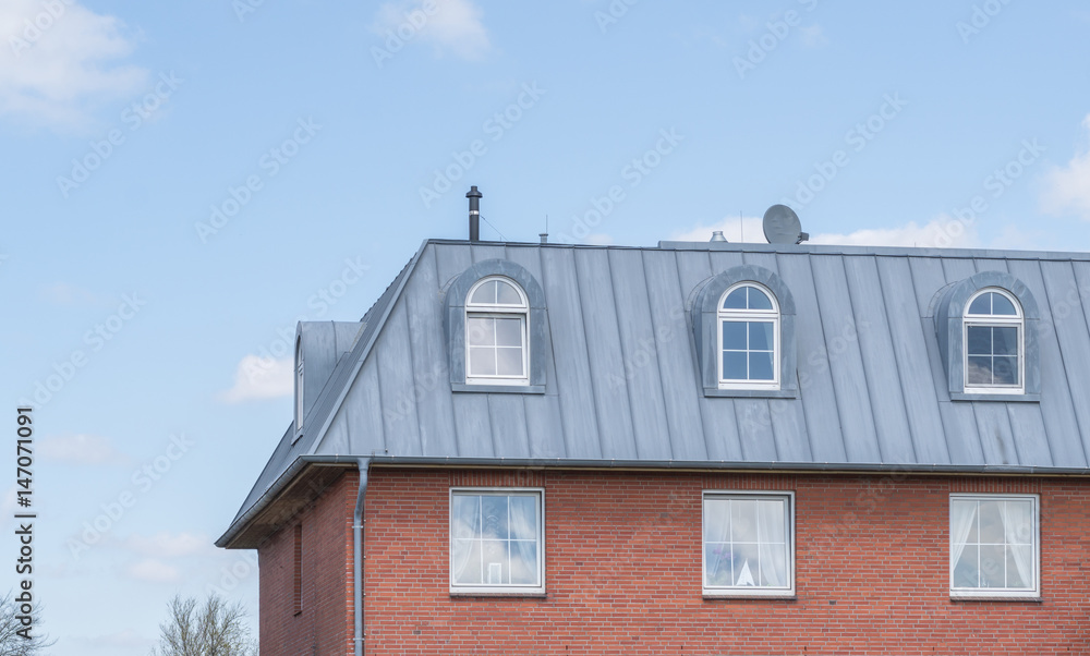 Dachgauben mit Zinkblech verkleidet eines Hauses Dachgauben mit Zinkblech verkleidet eines Hauses