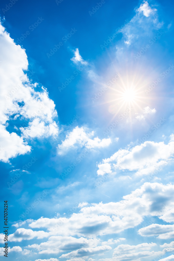 Blauer Himmel mit Wolken und Sonne als Hintergrund Stock-Foto