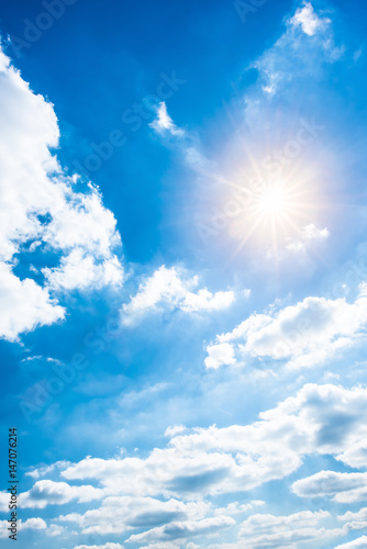 Blauer Himmel mit Wolken und Sonne als Hintergrund
