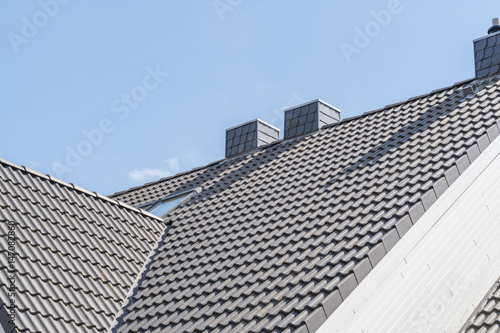 Schornsteine auf einem Dach