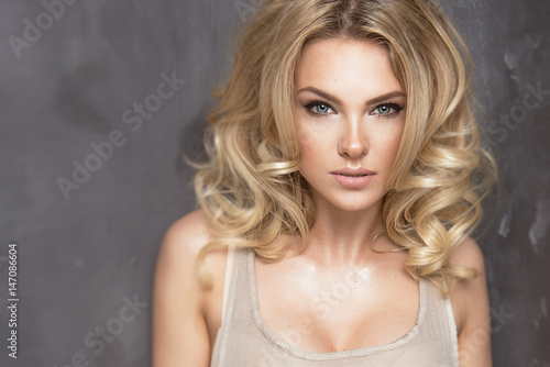 Tela Sensual beautiful blonde woman over grey background