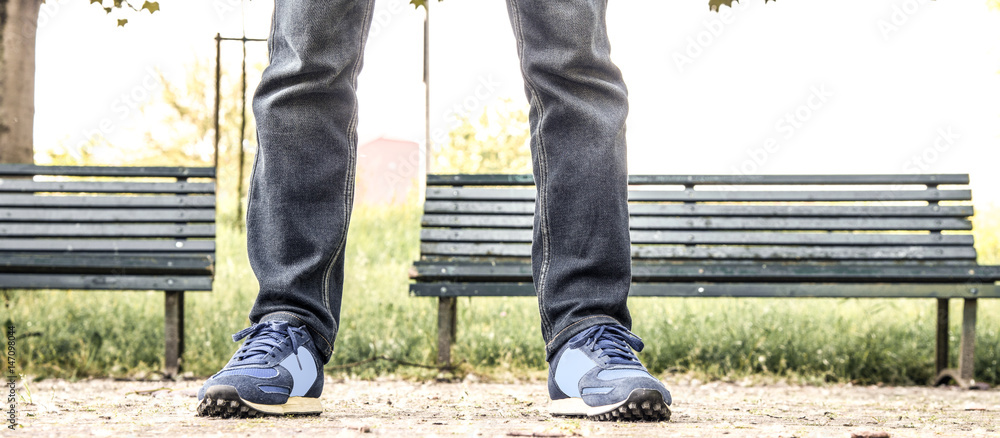ragazzo in piedi ai giardini pubblici ragazzo in piedi ai giardini pubblici