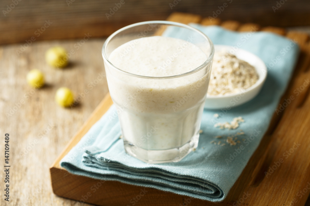 Yogurt smoothie with oats and gooseberry Yogurt smoothie with oats and gooseberry