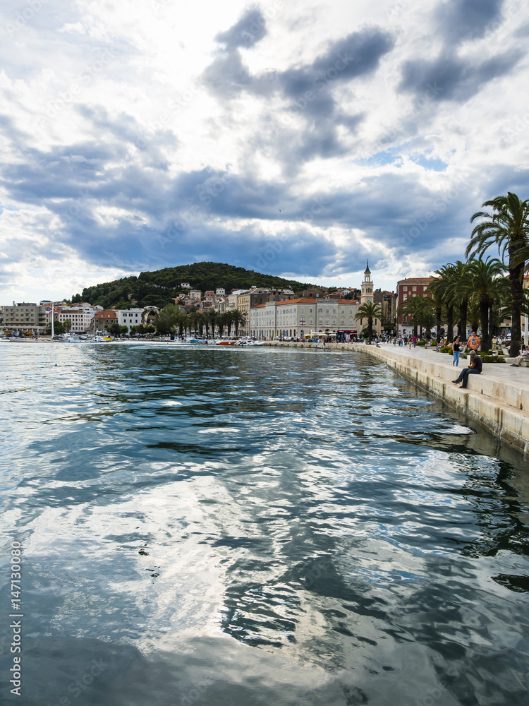 Uferpromenade Split, hinten  der Turm der Dominius-Kathedrale Sveti Duje, , Split, Dalmatien, Adriatisches Meer, Kroatien