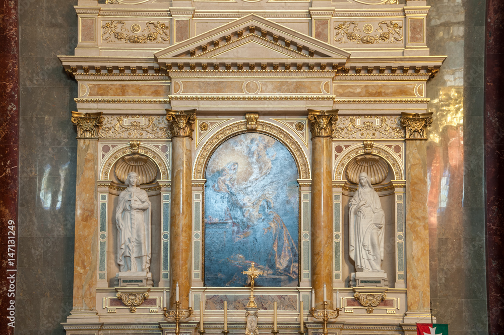 Obraz premium Interior of the roman catholic church St. Stephen's Basilica. Budapest