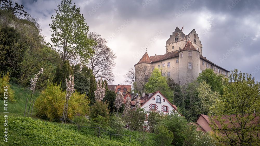 Das alte Schloss Meersburg am Bodensee vor einem wolkenbedeckten Himmel
