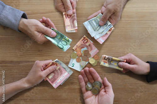 crowdfunding Konzept: viele Hände mit Geldscheinen photo