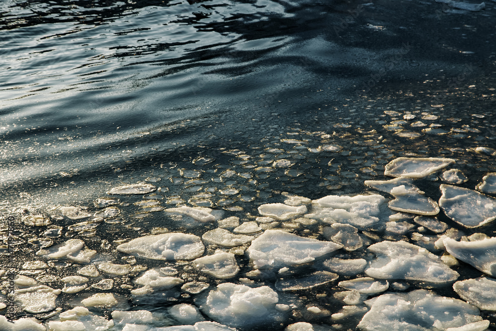 Obraz premium Ice drift melting at daytime. Spring background