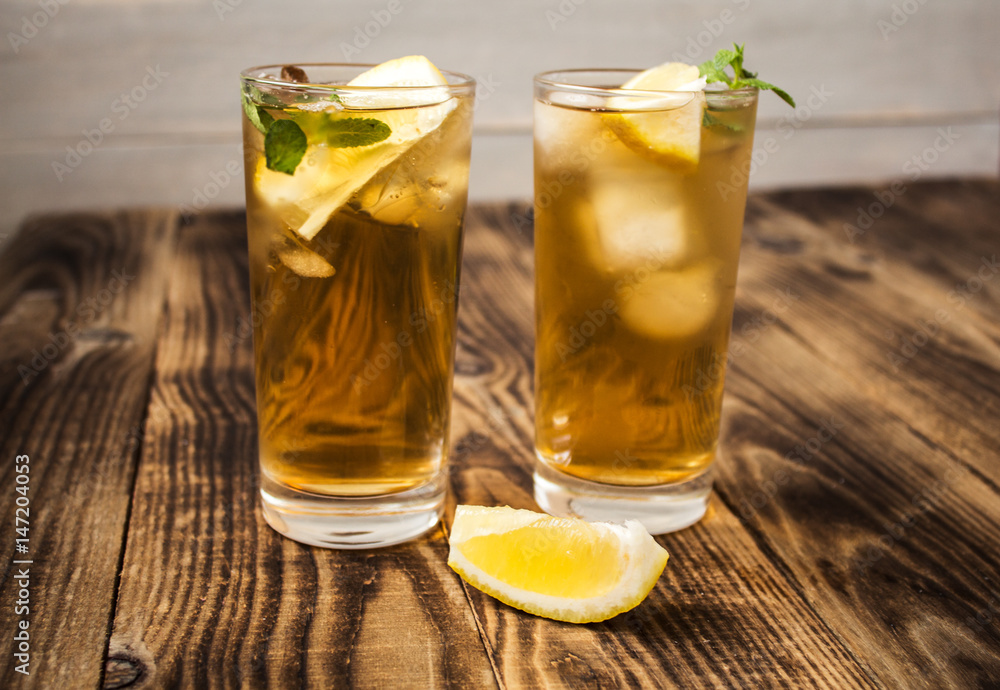 iced teae with lemon and fresh mint iced teae with lemon and fresh mint