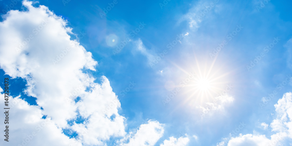 Blauer Himmel mit Sonne und Wolken als Hintergrund Blauer Himmel mit Sonne und Wolken als Hintergrund