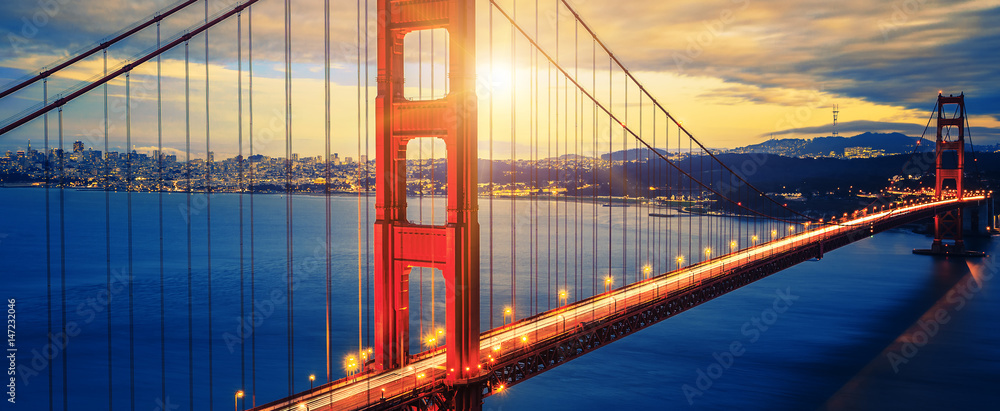 Famous Golden Gate Bridge at sunrise - obrazy, fototapety, plakaty 