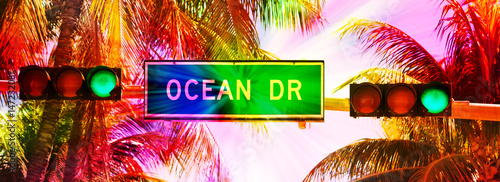 Ocean drive sign and traffic light © Frédéric Prochasson