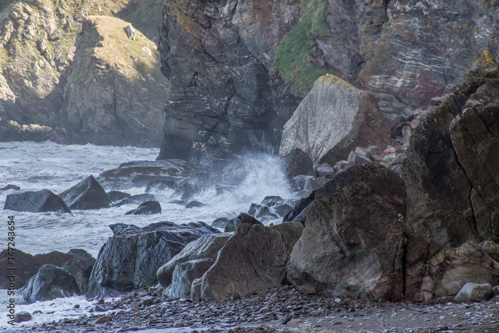 Obraz premium Waves hitting the shore