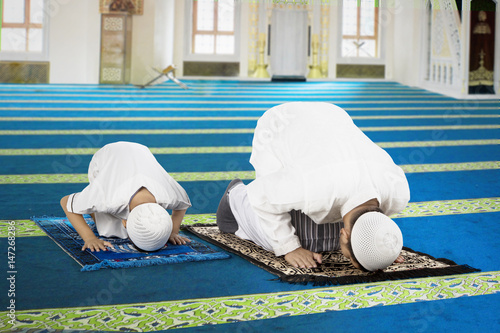 Canvas Print Devout family is prostration in the mosque
