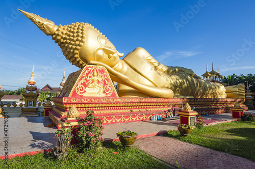 Fotografija Laos Golden Reclining Buddha adjacent to Pha That Luang in Vientiane, Laos