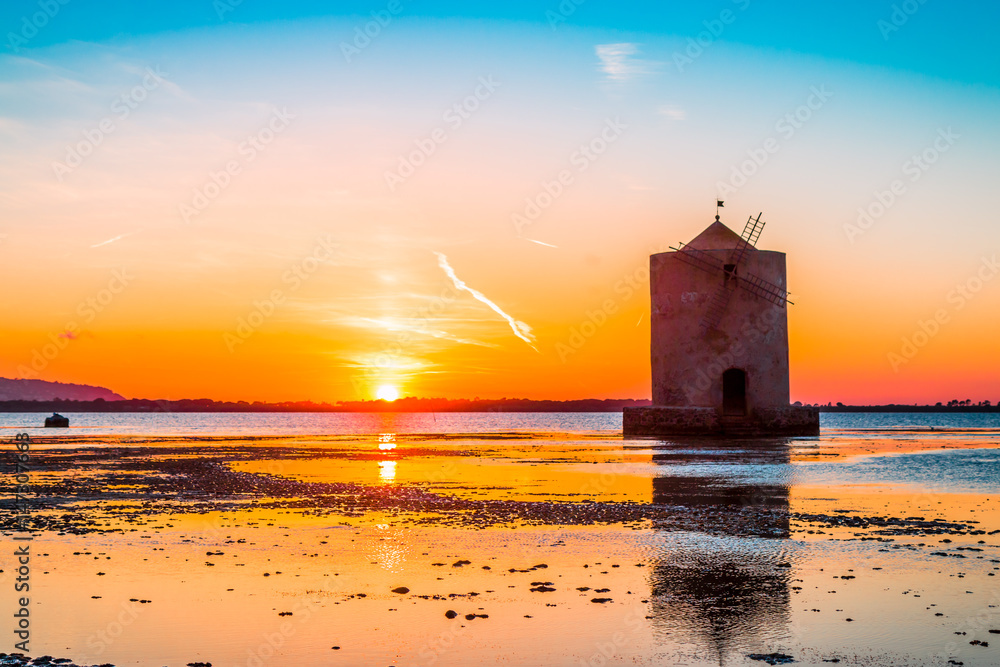 Naklejka premium Couché de soleil sur la lagune d'Orbetello en toscane