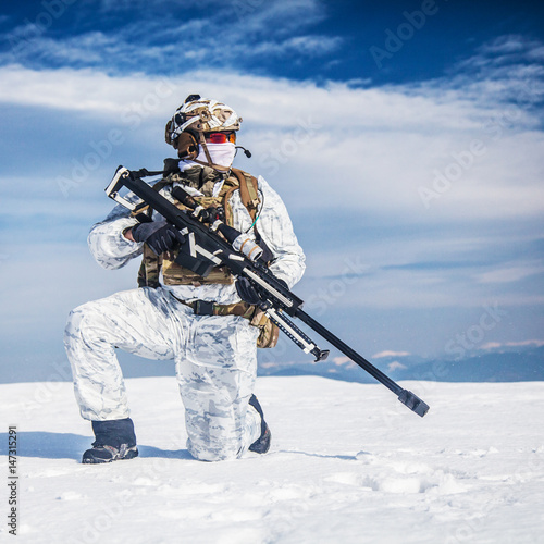 Fotka „Army soldier with Sniper rifle in action in the Arctic. He