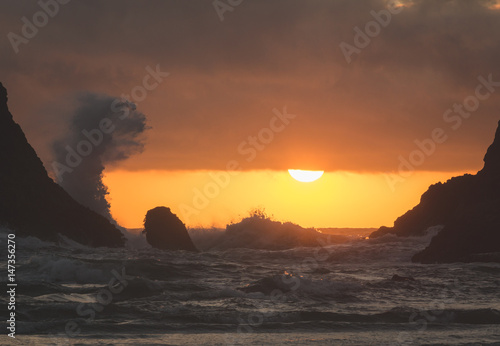 Rocky Pacific Coastline at Sunset © Shane Cotee