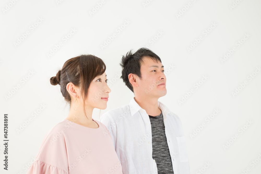 上を見上げる笑顔の男女 Stock Photo Adobe Stock 上を見上げる笑顔の男女 Stock Photo Adobe Stock