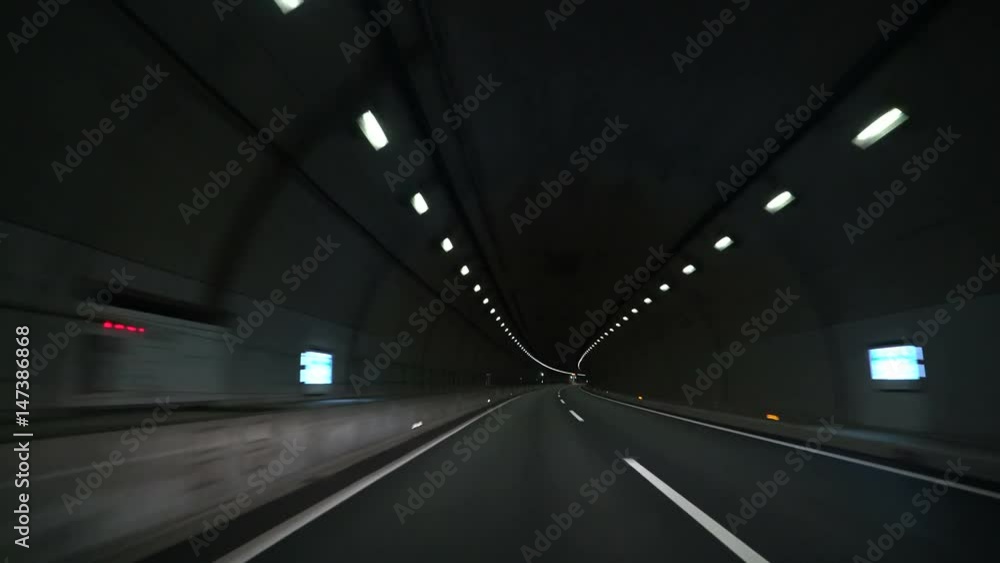 トンネルを走る風景 トンネルを走る風景