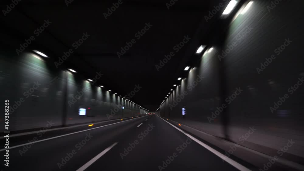 トンネルを走る風景 トンネルを走る風景