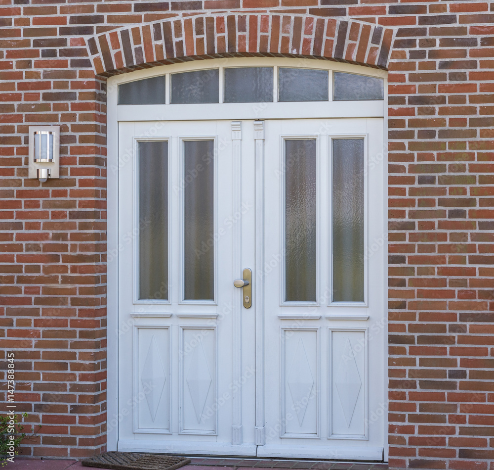 Fototapeta premium Weiße große Haustür mit Glaselementen