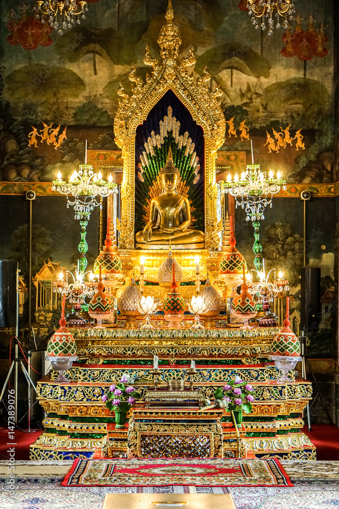 buddha statue in Wat Pathum Wanaram in Thailand